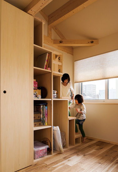 2階に設けた2つの子ども室はロフトでつながり、それぞれの部屋には階段を兼ねた造作収納が設置されている