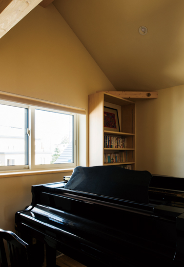 2階ピアノ室では周囲を気にせずいつでも演奏ができる。グランドピアノはカーポート設置前に窓から搬入